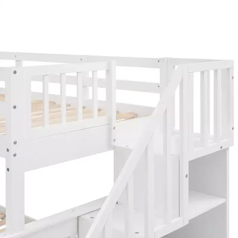Lit superposé jumeau sur grand lit double avec escalier intégré